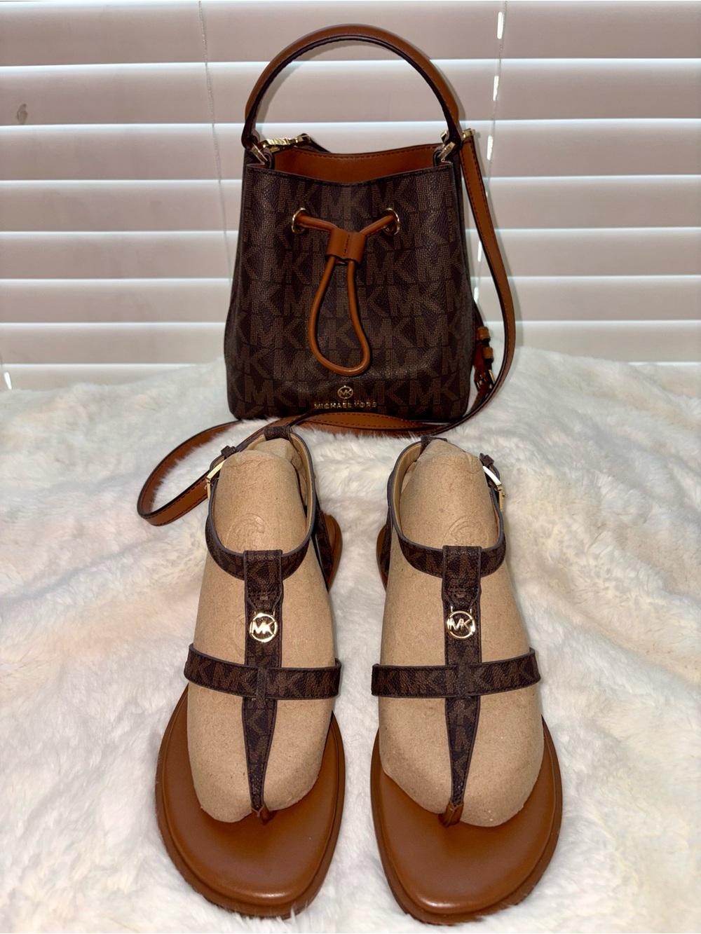 SET MK Michael Kors Sasha Flat Size Sandals Sz 6.5 & Suri SM Bucket Bag